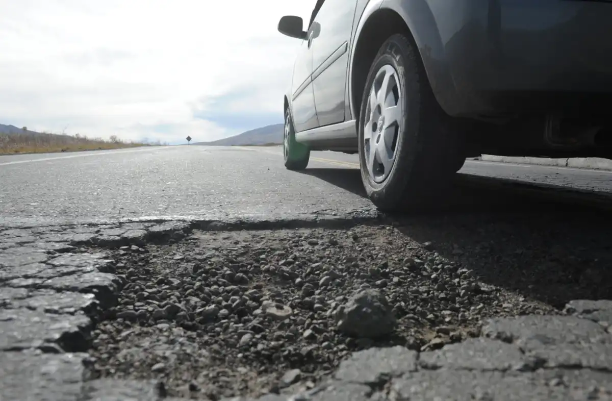 CRÁTER. Uno de los tantos baches que cubren las rutas.