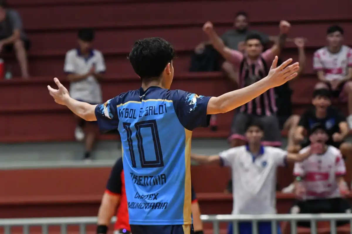 CON LA DE LA SELECCIÓN. Nahuel Williams celebra el penal decisivo que selló la clasificación; detrás, las delegaciones tucumanas de Cariocas y La Normal se unen al festejo del Decano en Misiones.