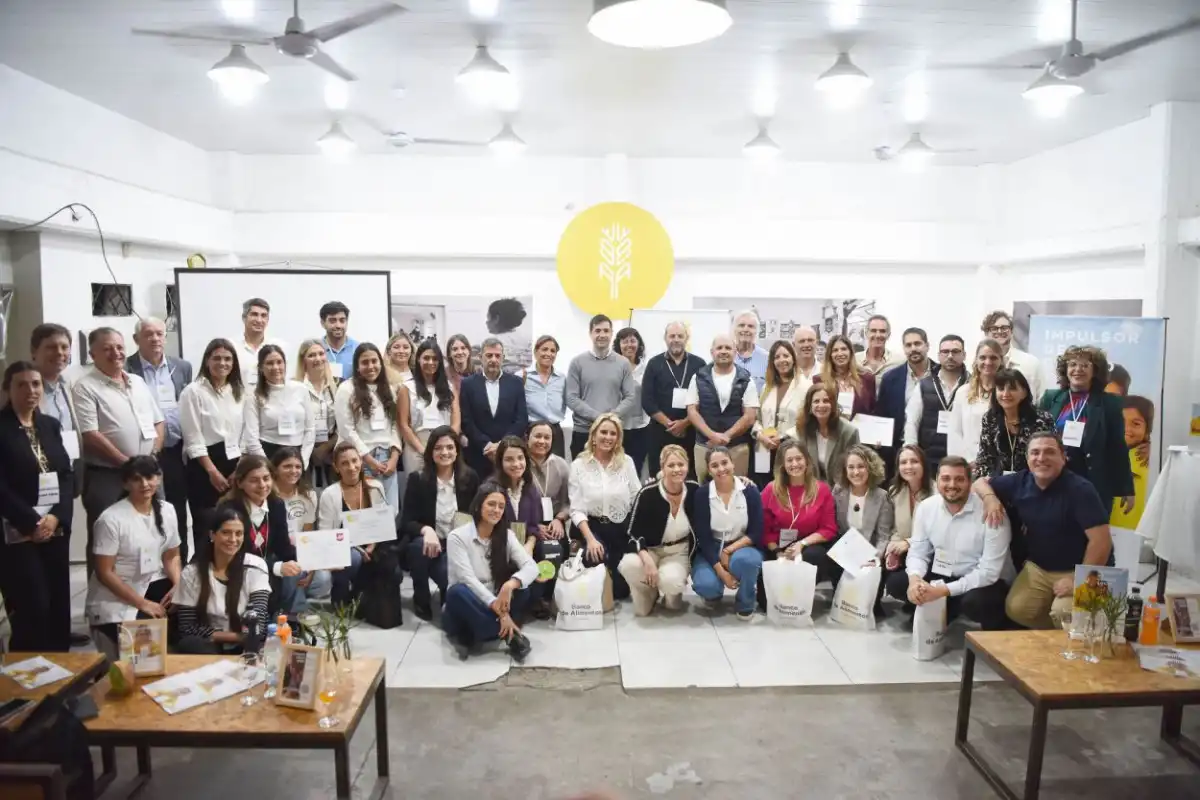 EN GRUPO. Los representantes de todas las empresas, fundaciones e instituciones públicas y privadas que se sumaron a este nuevo proyecto. 