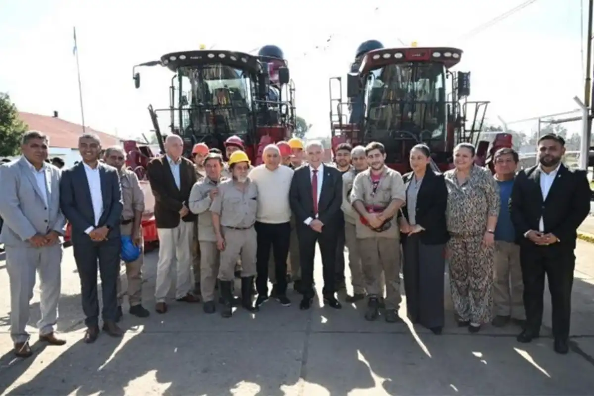 EN EL SUR TUCUMANO. Jaldo posa con autoridades y empleados del ingenio La Corona, que arrancó su participación en la presente zafra.