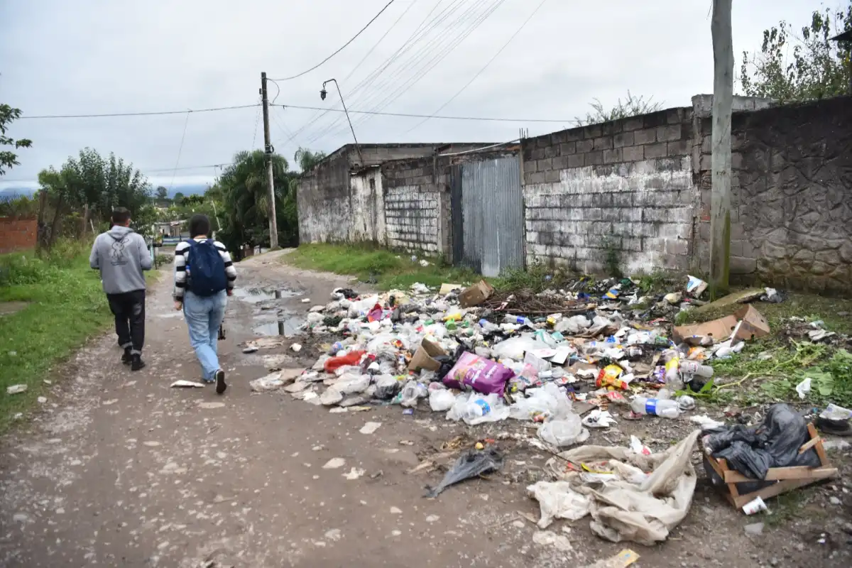 CONTAGIO. En Alejandro Heredia, entre basura acumulada, los vecinos advierten que los casos de chikungunya siguen en aumento.