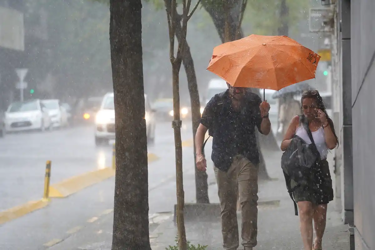 Hay alerta por tormentas y fuertes vientos en casi todo el país