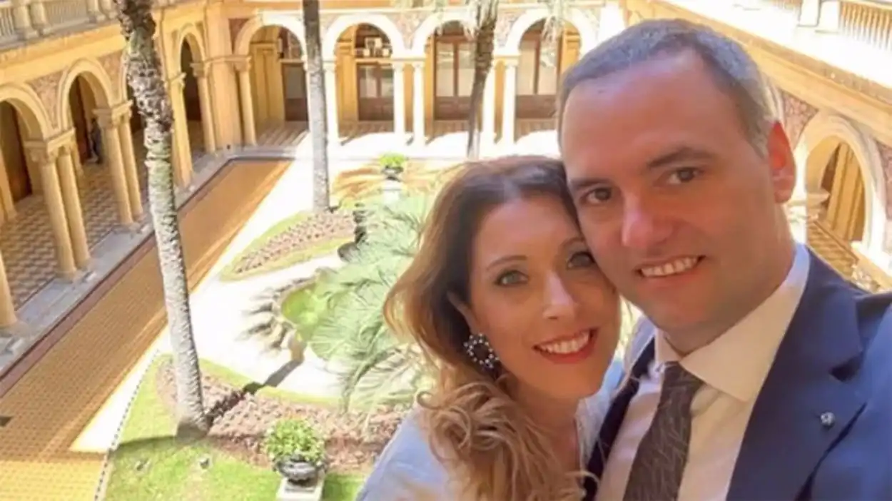 Manuel Adorni y su esposa, Bettina Angeletti.