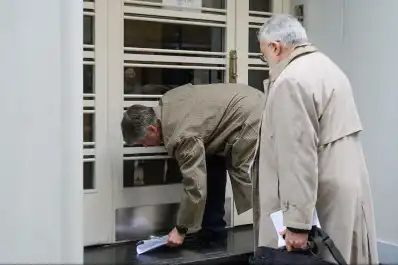 Escándalo en la AFA: los veedores no pudieron entrar a la sede y dejaron el pedido bajo la puerta