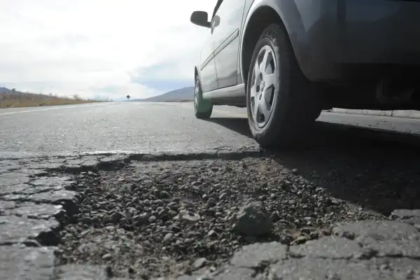 Rutas destrozadas, un Fiat y los síntomas de un país roto