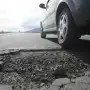 Rutas destrozadas, un Fiat y los síntomas de un país roto