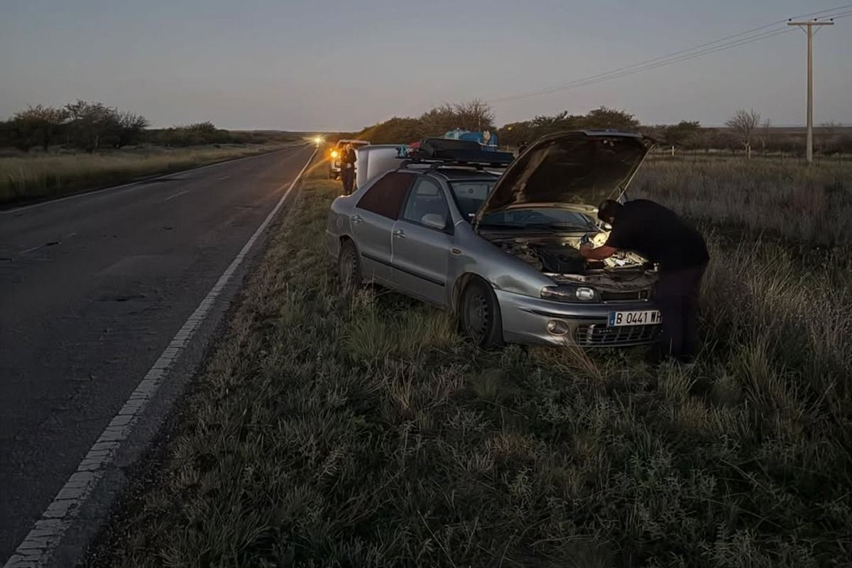 EL FIAT MAREA. El auto de Belnome, detenido en la banquina por un desperfecto causado por un bache. 
