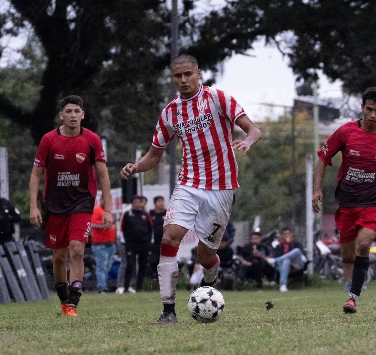 PREMIO. Leonel Sir, de apenas 17 años, recibió su primer llamado con el plantel profesional.