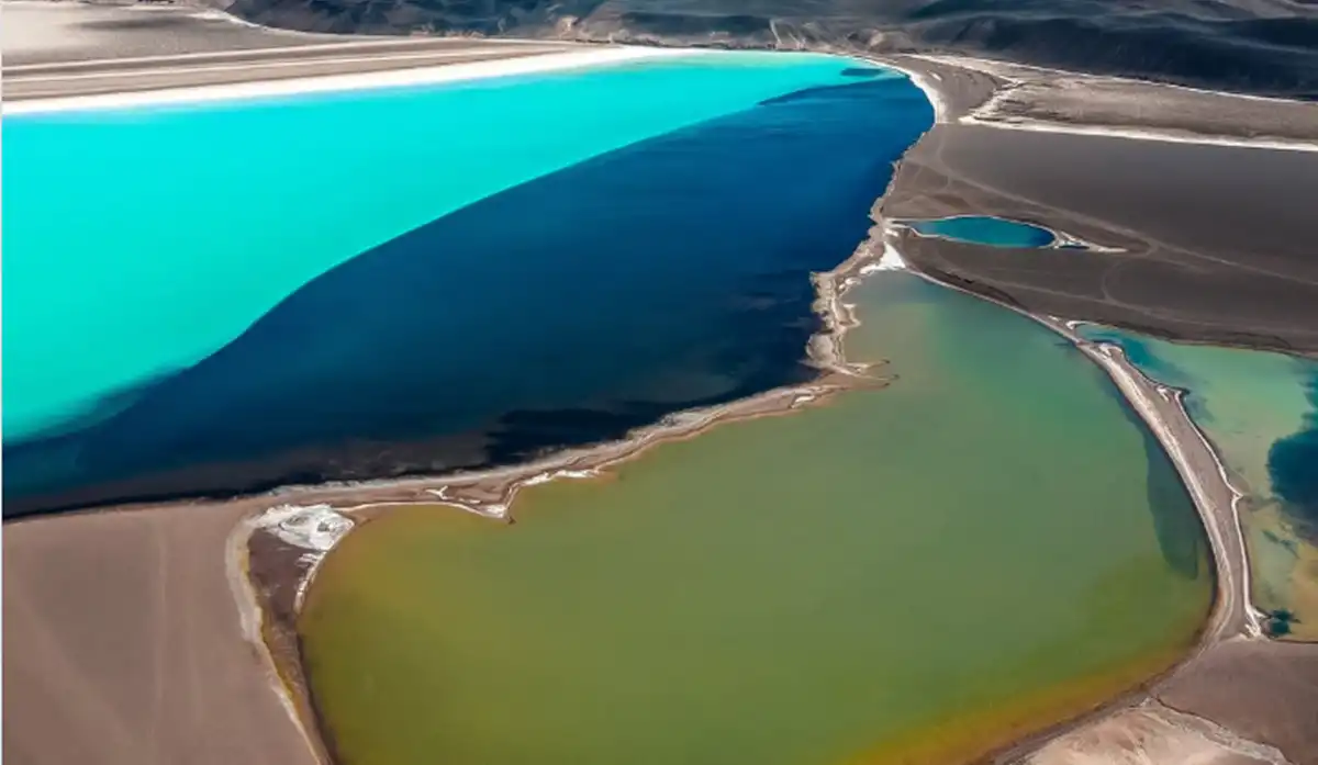 Laguna verde y celeste en el Balcón del Pissis. 