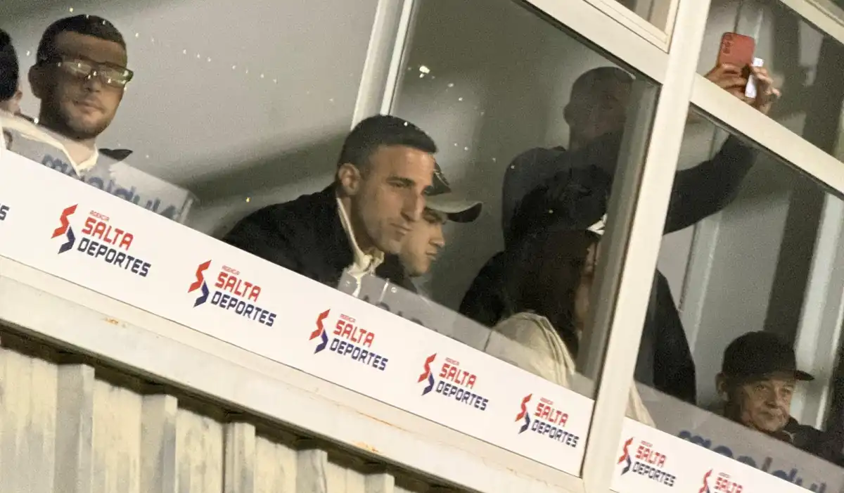 ATENTO. Hernán Pellerano, ex San Martín, observa el duelo contra Banfield como actual técnico de Gimnasia de Jujuy.