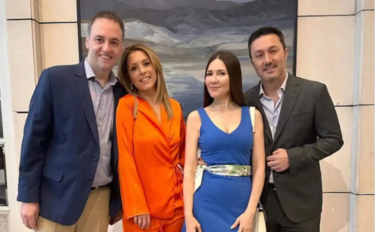 CERCANOS. Manuel Adorni y su esposa Bettina Angeletti junto a la periodista Cristina Pérez y el diputado nacional Luis Petri. 