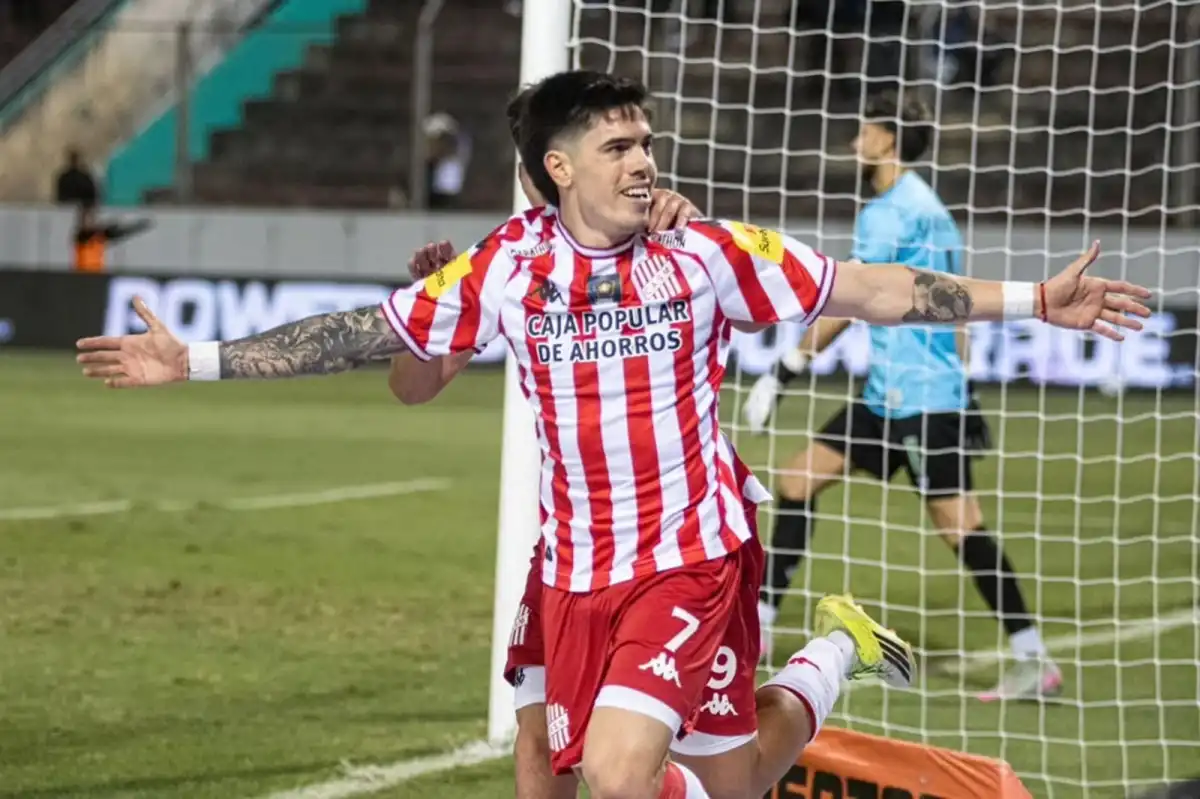 EL AUTOR DEL 1-0. Benjamín Borasi festeja el tanto que abrió el marcador.