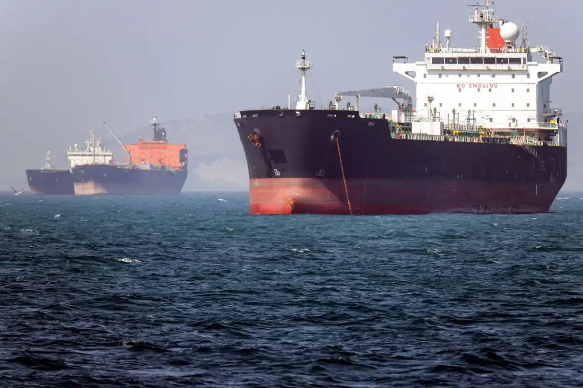 TANQUERO. El buque petrolero Bili, de bandera gambiana es uno de los que espera atravesar el paso de Ormuz. 