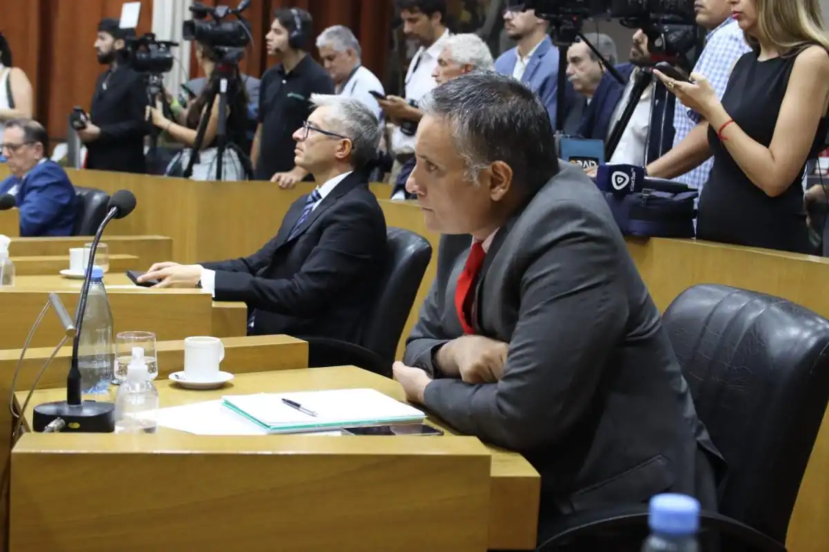Los concejales Gustavo Cobos y José María Canelada, en plena sesión.