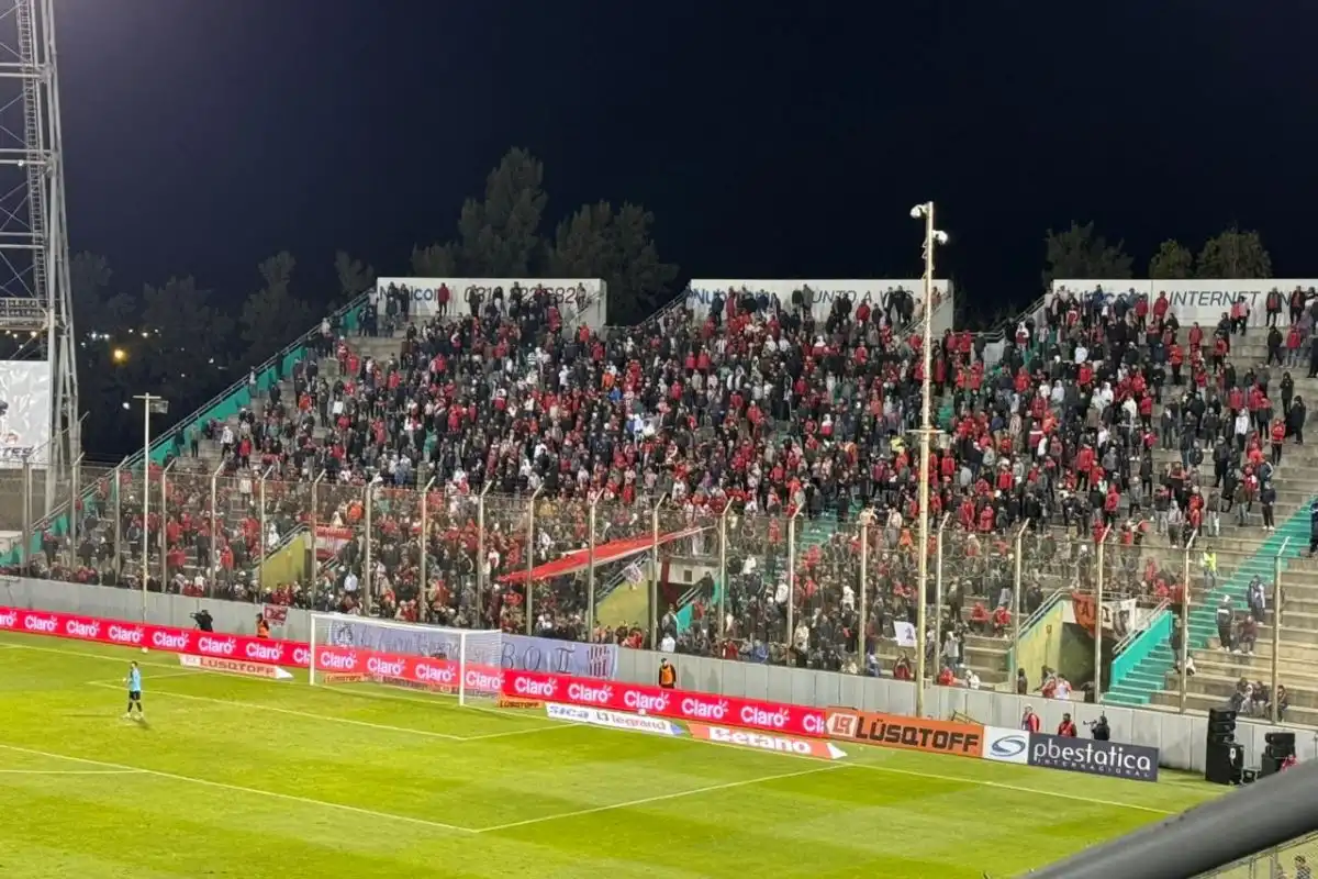 Continúan llegando fanáticos santos