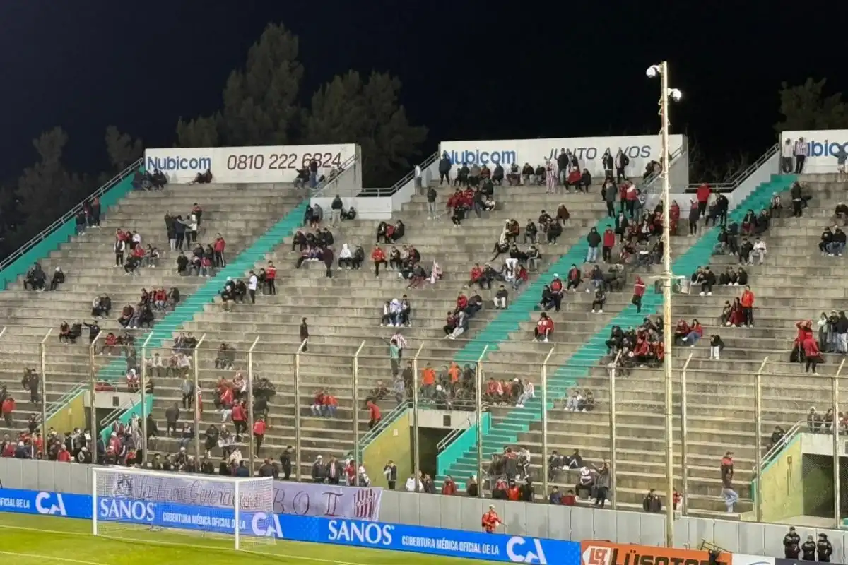 Poca presencia santa dentro del estadio