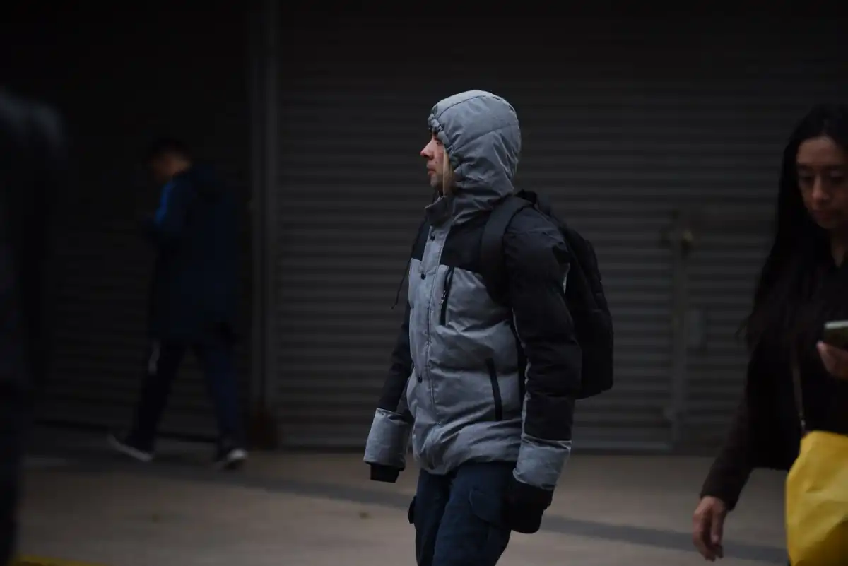 ABRIGADOS. Los tucumanos tendrán que tomar medidas ante la llegada de un frente frio. LA GACETA/FOTO DE ANALÍA JARAMILLO