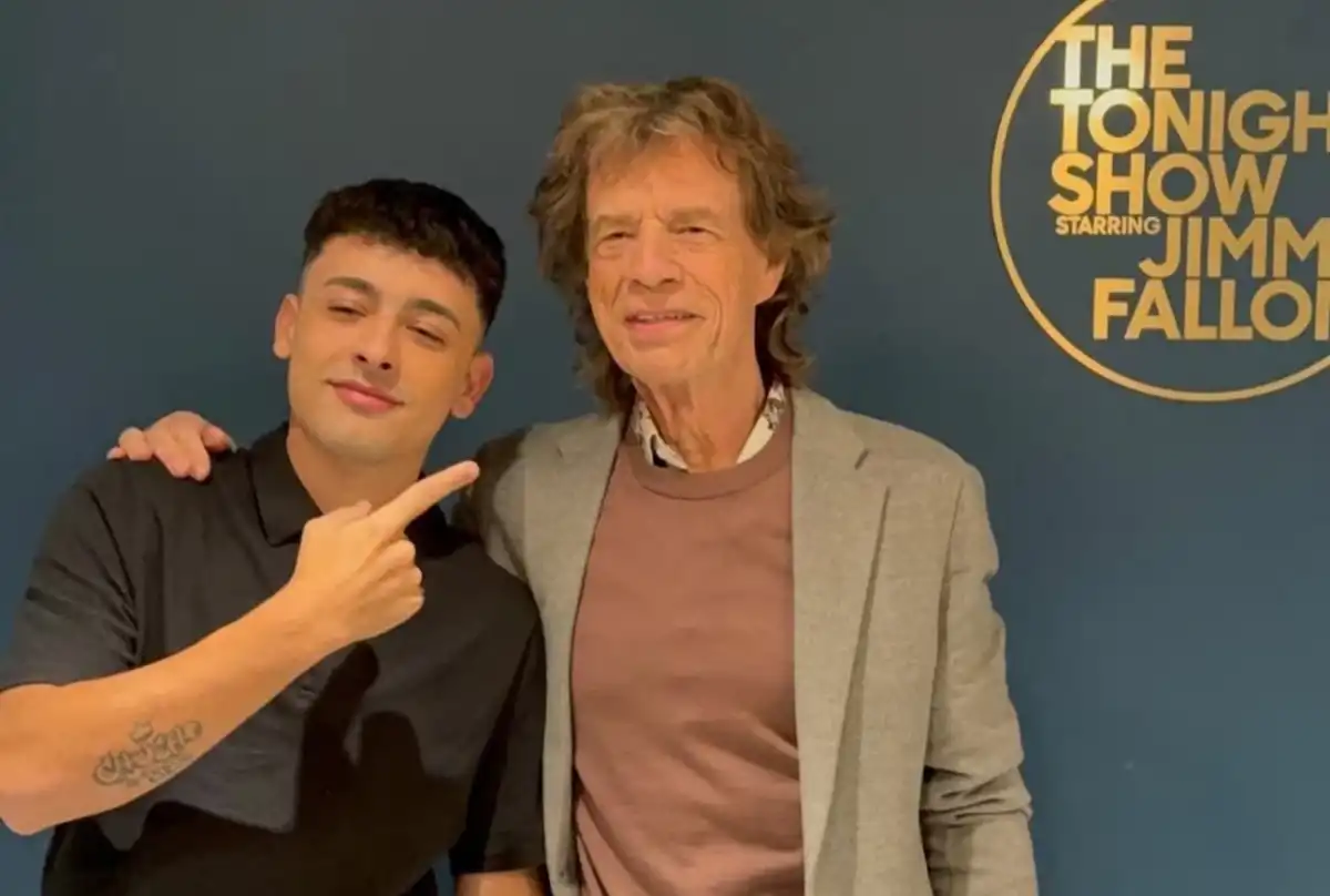 DOS POTENCIAS. Trueno compartió imágenes de su encuentro con Mick Jagger tras brillar en el programa de Jimmy Fallon.