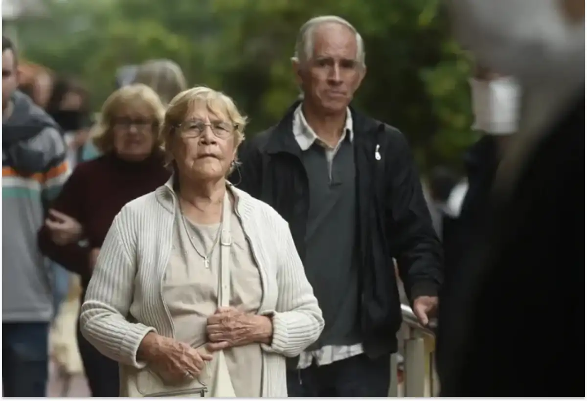 Pensiones de Anses: aumento de 3,4% y bono para mayo