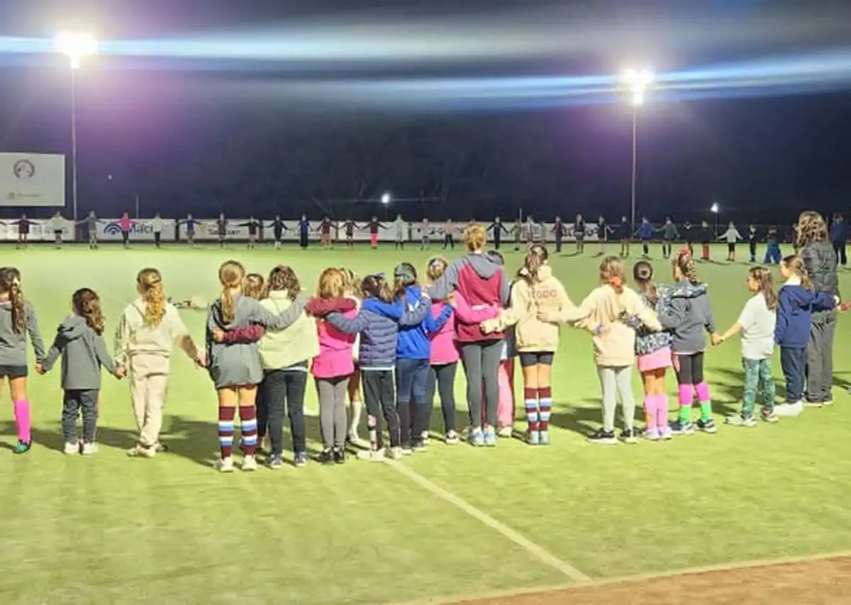 MINUTO DE SILENCIO. El coordinador de infantiles encabezó la despedida junto a chicos y profesores de rugby.