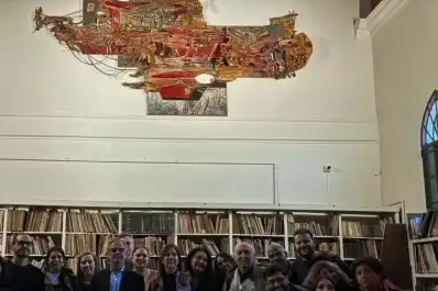 Presentan una instalación de Carlos Alcalde, en la Facultad de Artes
