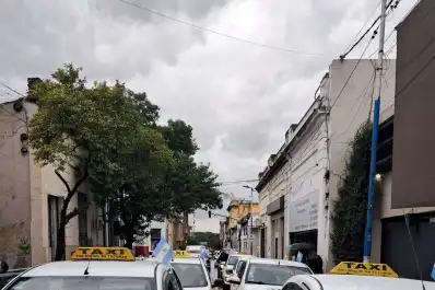 Taxistas de la Capital hicieron una caravana y elevaron quejas a la intendencia