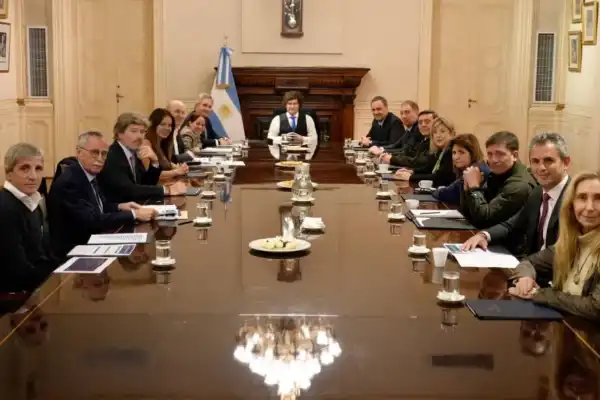 Tensa reunión de Gabinete: Javier y Karina Milei volvieron a respaldar a Adorni