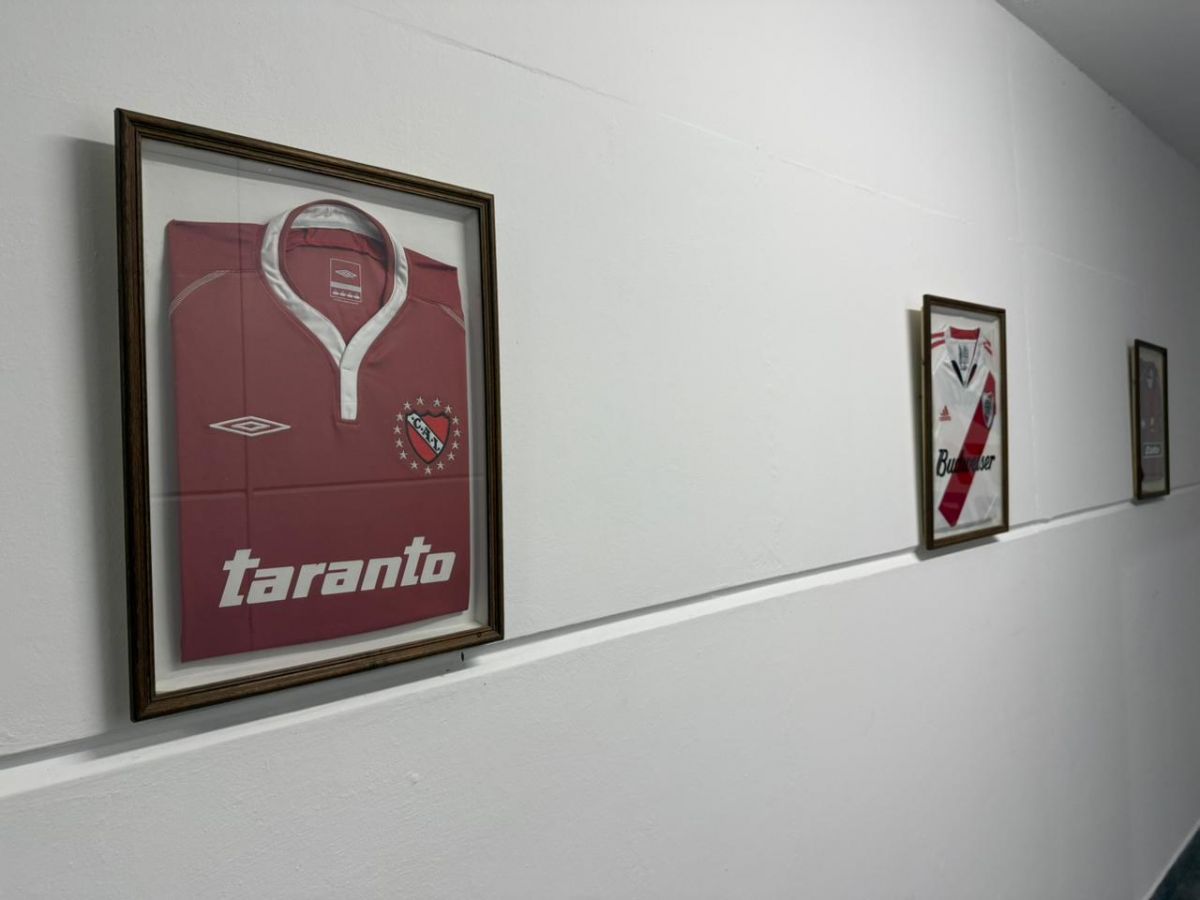 HISTORIA. Las camisetas enmarcadas recuerdan algunas de las visitas más importantes que recibió el Martearena a lo largo de los años.