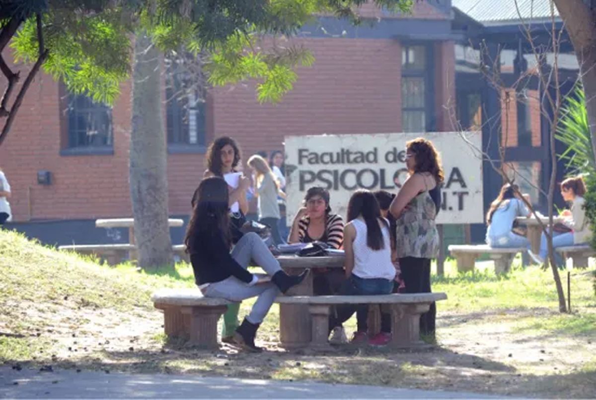 MEMES, MIEDO Y UNIVERSIDAD. Estudiantes y especialistas analizaron el impacto del caso Trejo en la comunidad universitaria. / ARCHIVO LA GACETA
