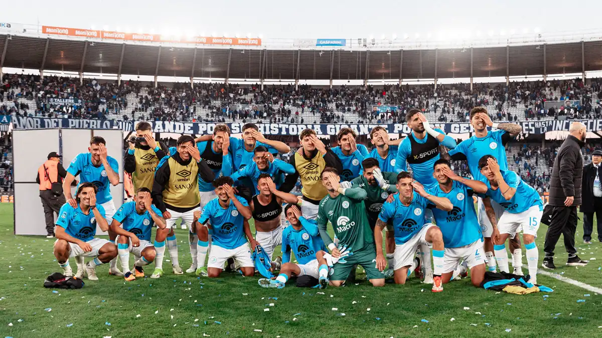PARA LA HISTORIA. El plantel de Belgrano festejó en el suelo del Kempes, haciendo el gesto de Pirata.