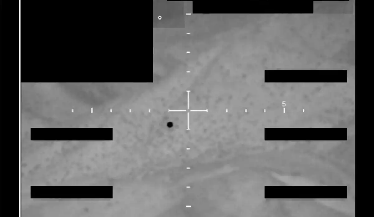 Esta imagen, identificada como foto B2 del FBI en el sitio web del Departamento de Defensa, muestra una imagen fija infrarroja captada de un objeto no identificado sobre el oeste de Estados Unidos en diciembre de 2025, según el Departamento de Defensa. Departamento de Defensa de EEUU