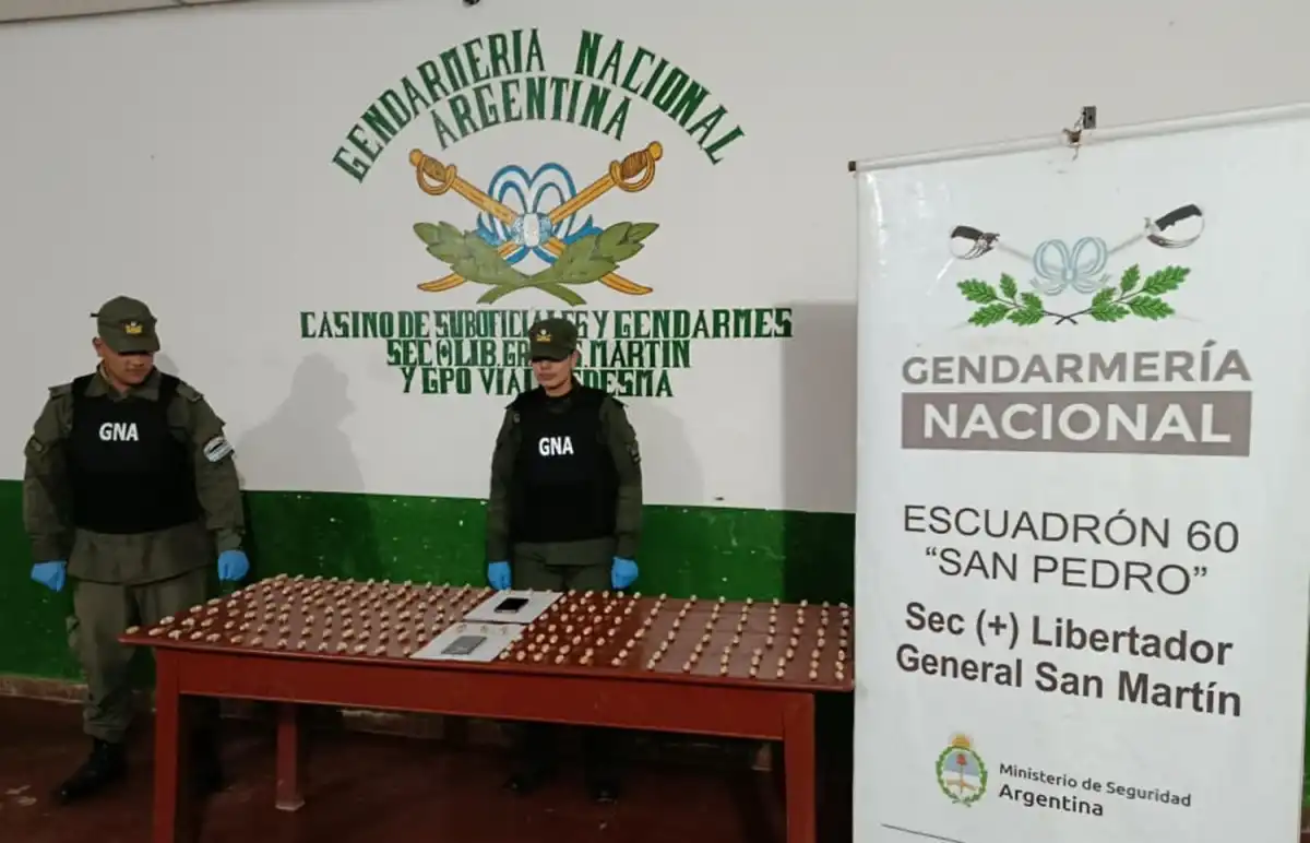 Dos hombres fueron detenidos tras ingerir 216 cápsulas de cocaína en un colectivo rumbo a Buenos Aires