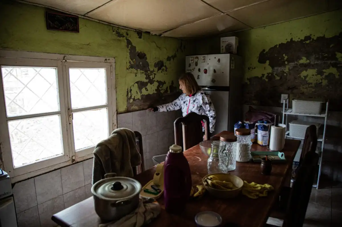 DE PUNTA A PUNTA. María Rivadeneira muestra cómo el agua dejó huellas en todas las paredes de su casa.