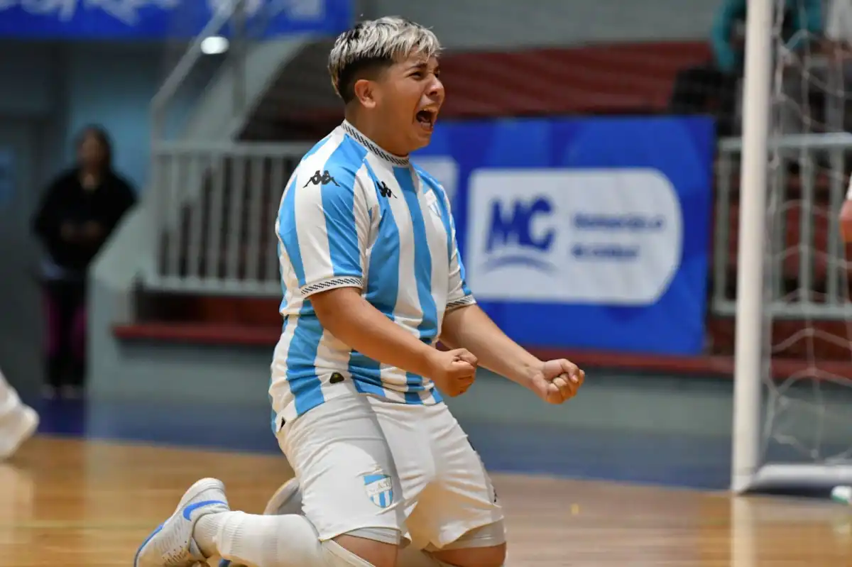 SANGRE FRÍA. Mateo Capoccetti anotó el penal decisivo que le dio la victoria a su equipo y el pasaje a la final del torneo,