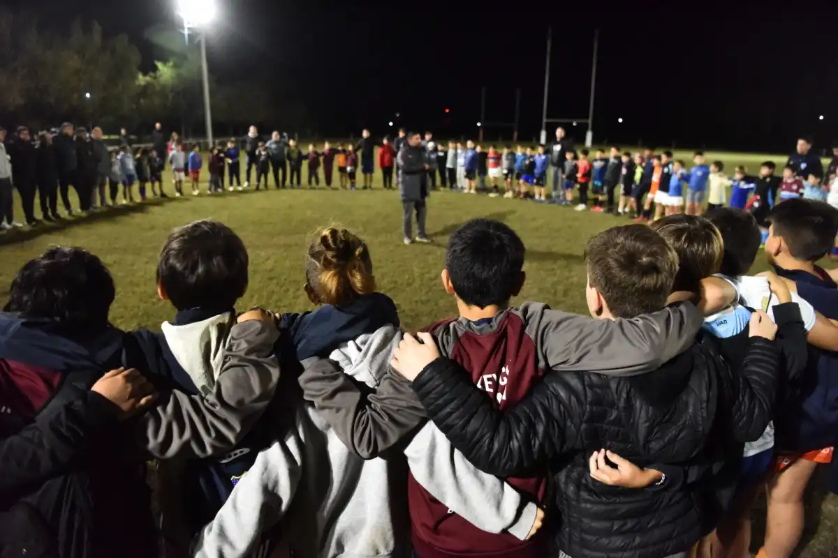 MINUTO DE SILENCIO. El coordinador de infantiles del Jockey encabezó la despedida junto a chicos y profesores de rugby y de hockey..