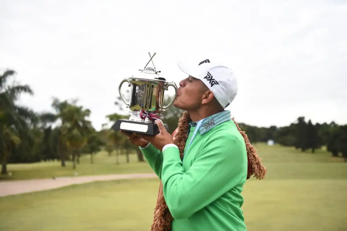 NUEVO TROFEO. Augusto Núñez volvió a gritar campeón y defendió el título obtenido en 2025. Además, repitió la mística de 2021, cuando también se coronó en el Jockey Club, en la última edición que el Abierto del Norte se había organizado en la sede de Alpa Sumaj.