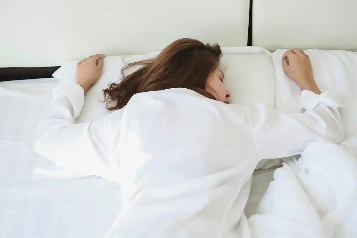 Qué le pasa a nuestro cuerpo cuando dormimos boca abajo.
