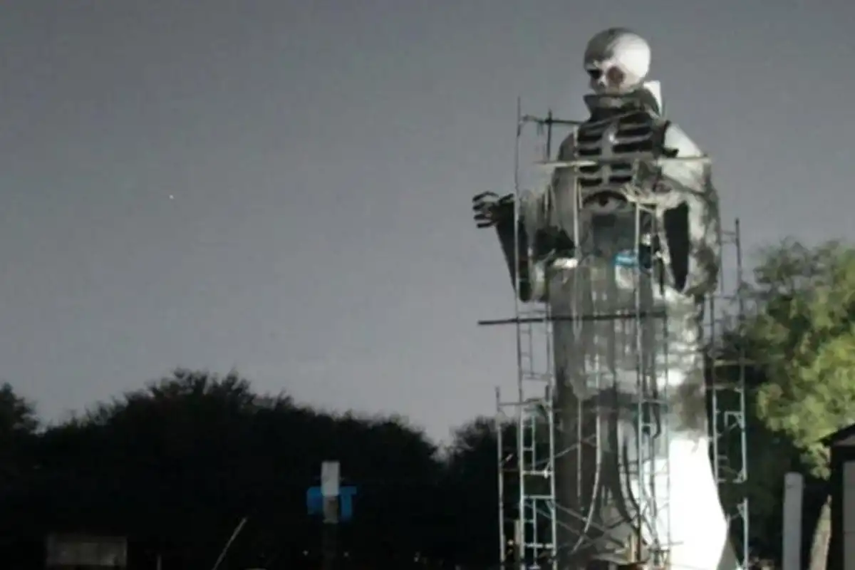 Santiago del Estero: vecinos quedaron sorprendidos por una enorme figura de San La Muerte