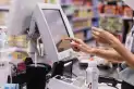 Por qué algunas personas evitan la caja de autopego en el supermercado, según la psicología