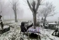 Desafió las bajas temperaturas en Tafí y brindó con un vino bajo la nieve: “No es algo de todos los días en Tucumán”