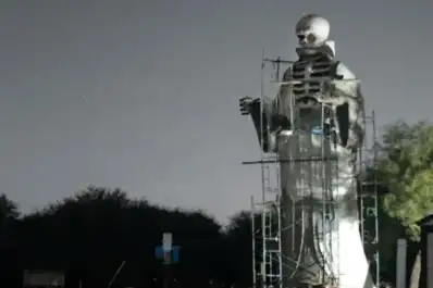 Misterio en Santiago del Estero por una enorme estatua de San La Muerte con luces en los ojos