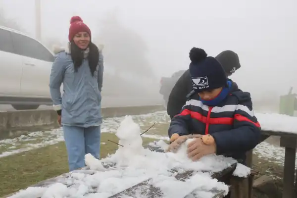 Tafí del Valle se volvió Frozen: Olaf y su primera aventura en la nieve junto a su familia