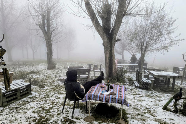 Desafió las bajas temperaturas en Tafí y brindó con un vino bajo la nieve: “No es algo de todos los días en Tucumán”