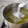 Hervir hojas de laurel con bicarbonato: para qué sirve y por qué lo recomiendan