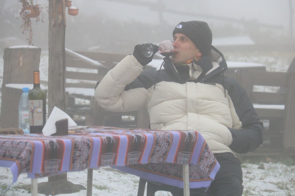 Bajo la nieve en Tafí del Valle, Gonzalo Moreno Crespín brindó al aire libre en una jornada poco habitual para Tucumán.