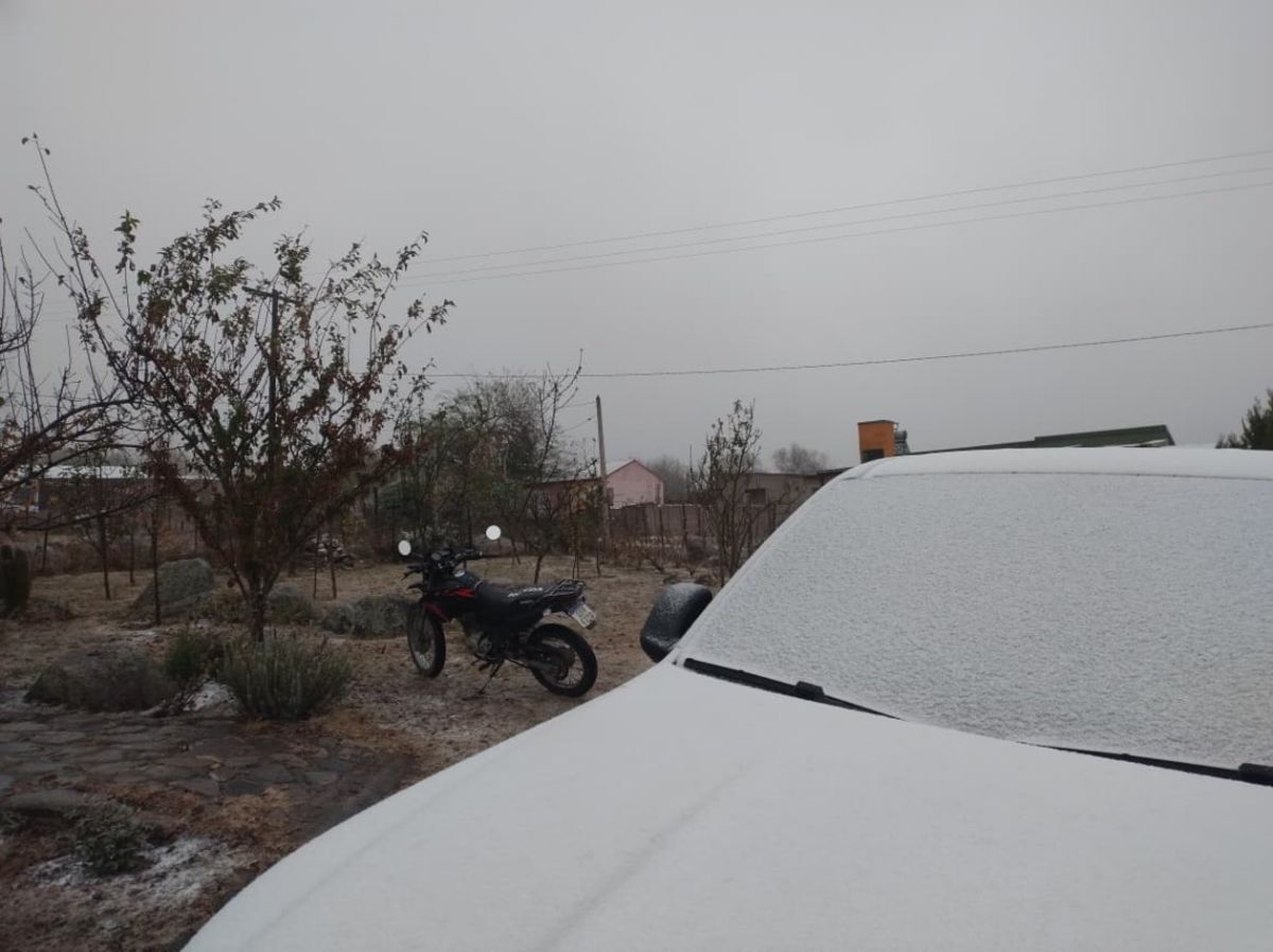 Se cumplió el pronóstico y llegó la nieve a Tafí del Valle