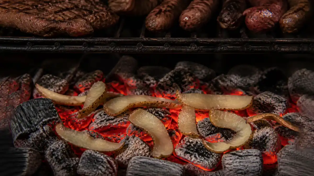 Arrojar cáscaras de papa sobre las brasas del asado: cuándo hacerlo y por qué