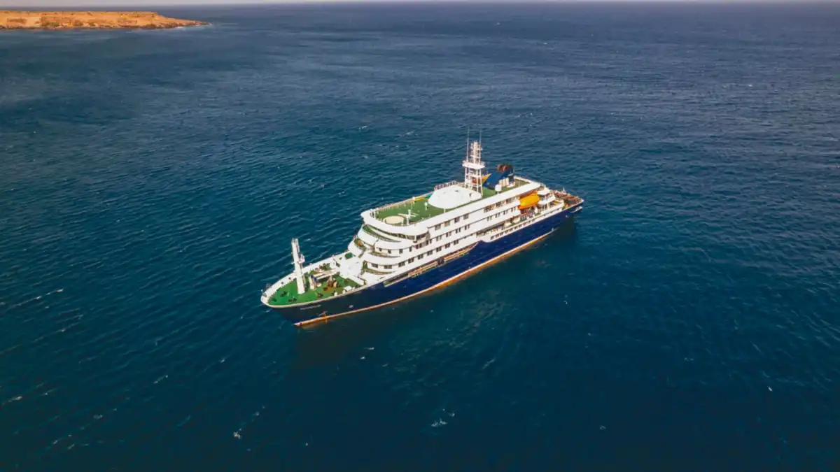 El crucero con hantavirus llega a Canarias con control sanitario