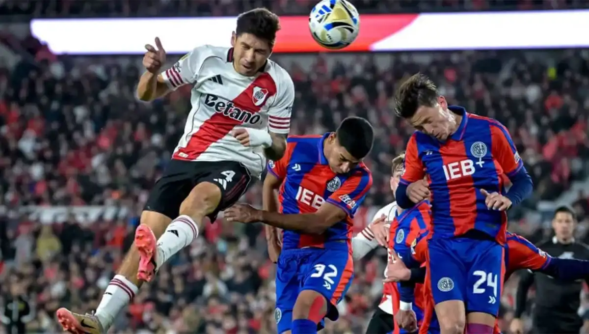 EN EL MONUMENTAL. River Plate y San Lorenzo definirán uno de los cupos para los octavos de final del Apertura de la Liga Profesional.