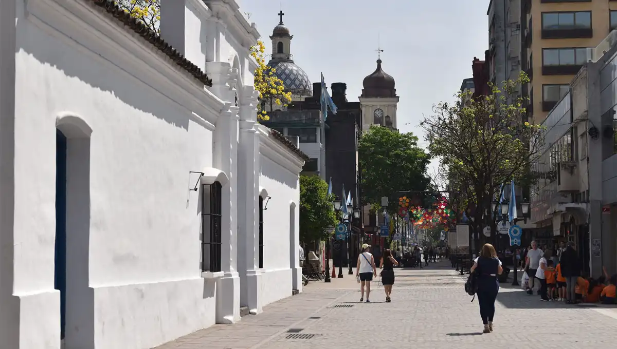 MUCHO SOL. El cielo permanecerá despejado todo el domingo y se espera una leve recuperación térmica en los próximos días. 
